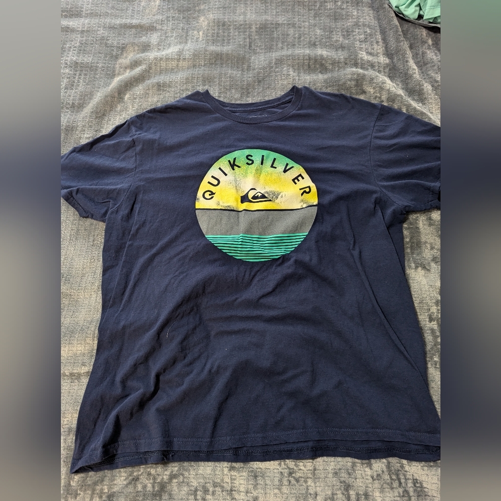 Quiksilver t shirt XL